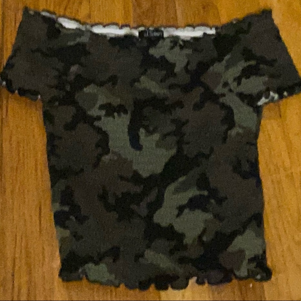 The 21 camo small off the shoulder top